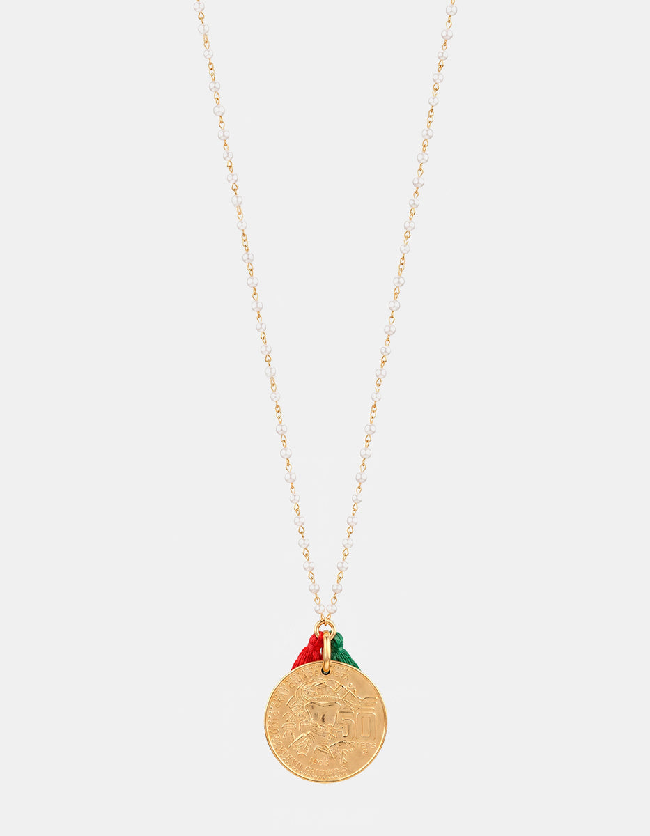 Collar con Cadena de Perlas, Dije de Moneda de 50 Pesos Coyolxauhqui e Hilo de Seda Tricolor en Baño de Oro de 22kt