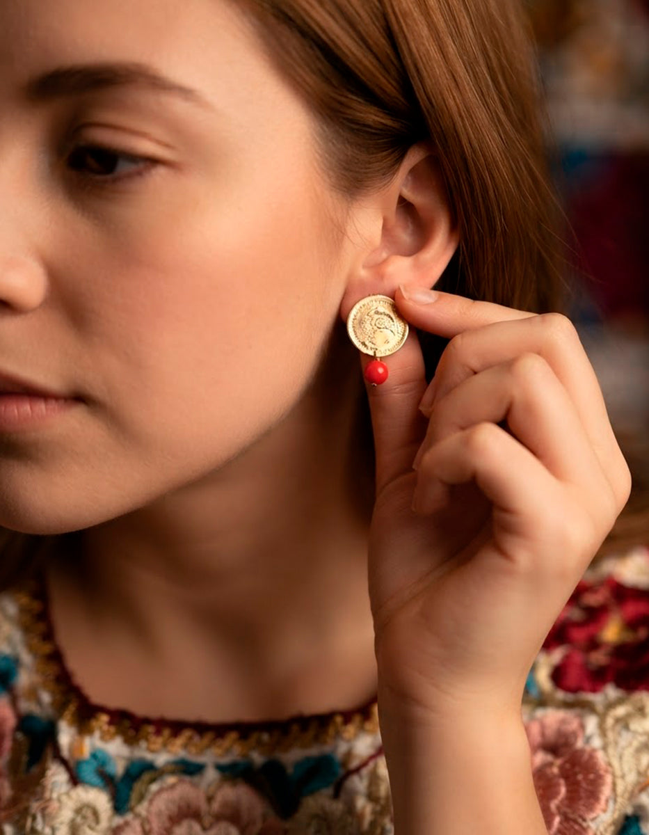 Aretes con Moneda Conmemorativa con Águila Real en baño de oro de 22kt y Perla roja