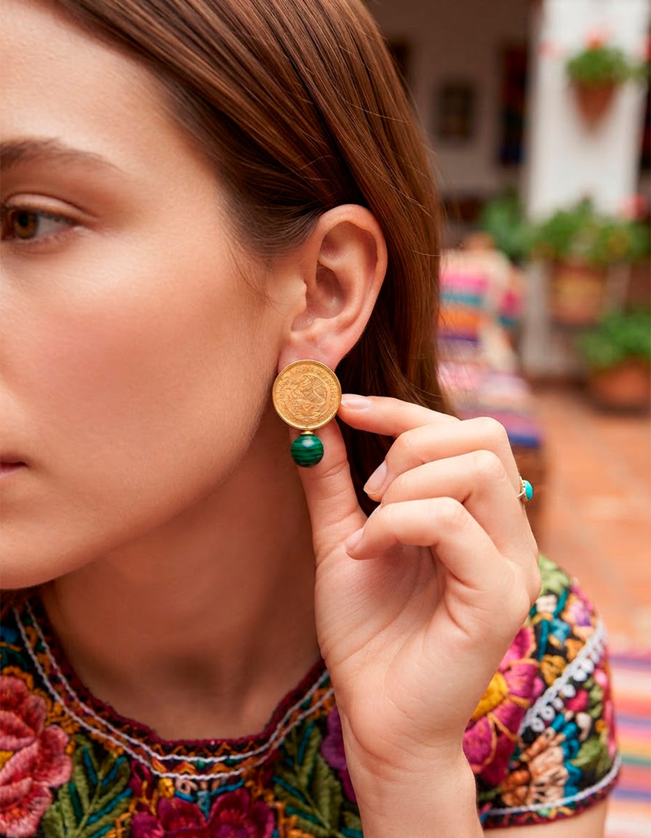 Aretes con Moneda Conmemorativa con Águila Real en baño de oro de 22kt y malaquita