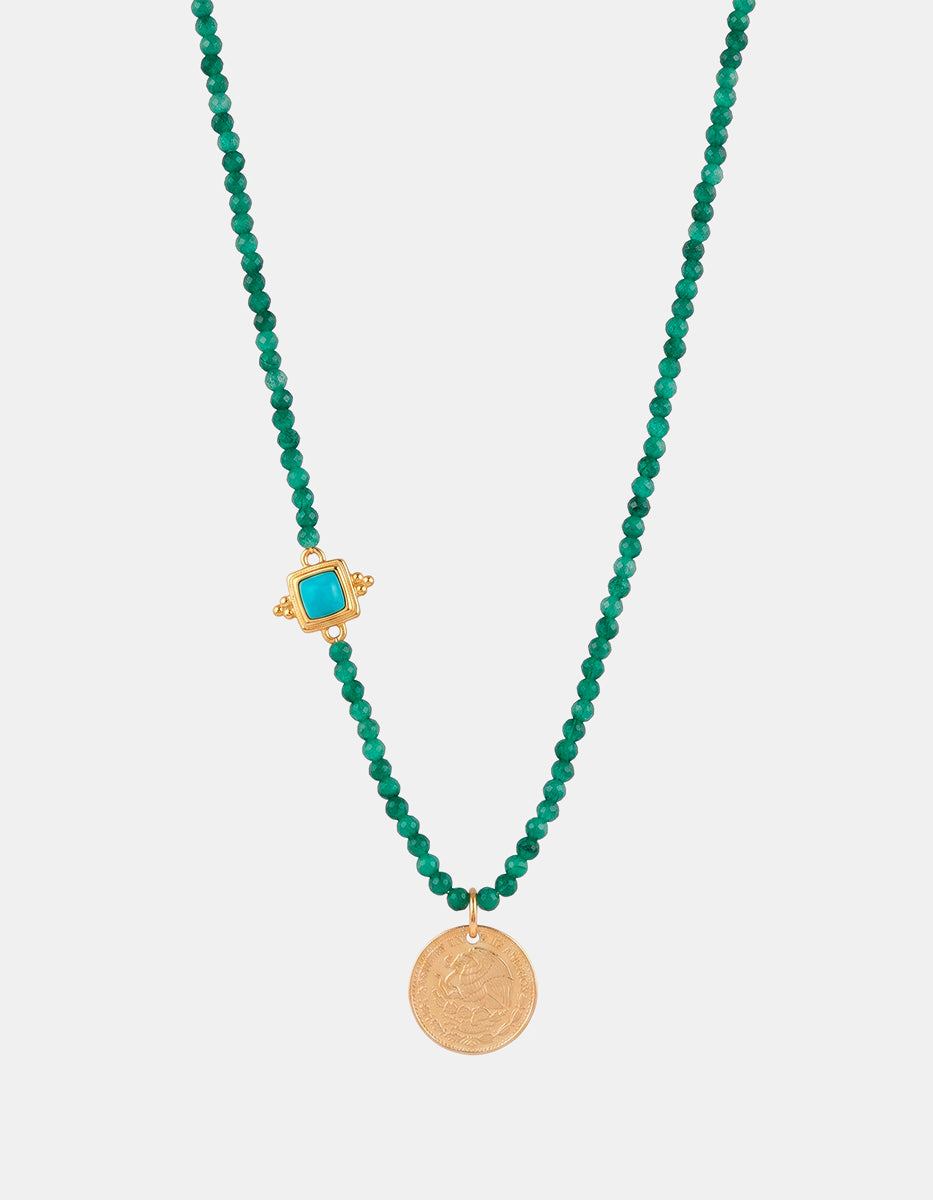 Collar de Cristal Austriaco Verde con Dije Lateral Turquesa y Moneda en Baño de Oro de 22kt