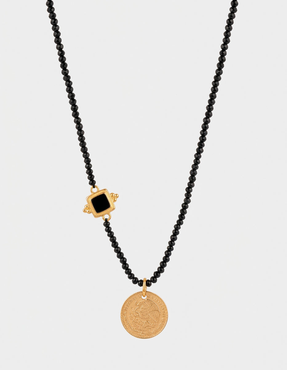 Collar de Cristal Austriaco Negro Azabache con Moneda Vintage y Talismán Geométrico en Baño de Oro de 22kt
