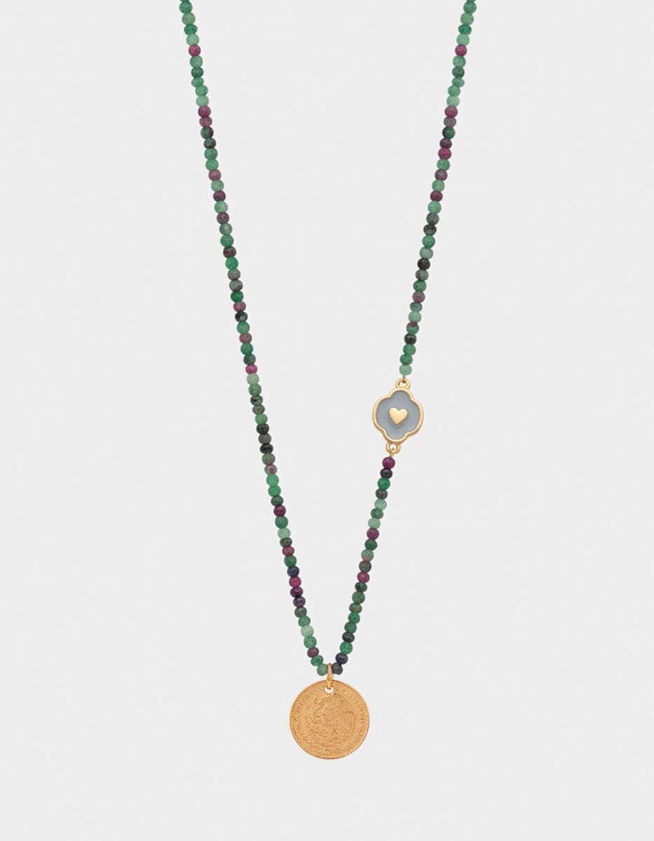 Collar de Cristal Austriaco Verde y Tinto con Moneda Conmemorativa y Talismán Corazón en Baño de Oro 22kt