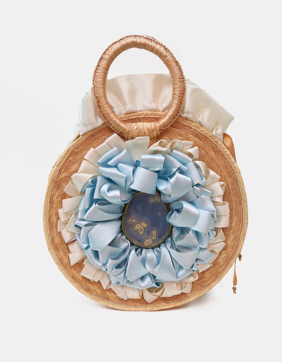 Bolso artesanal circular de palma con rosetón satinado azul y aplique de ágata natural Ultramar