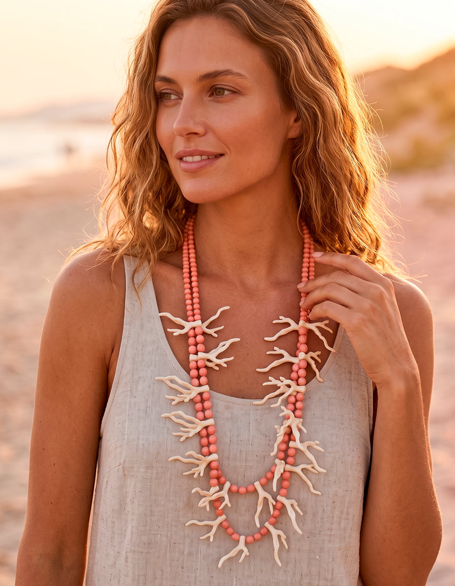 Collar multi-strand en baquelita coral rosado facetado con racimos de coral en baquelita blanca Ultramar