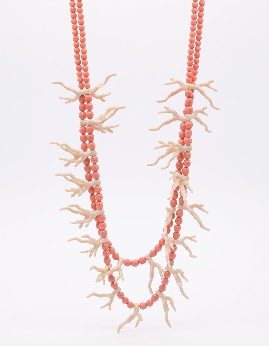 Collar multi-strand en baquelita coral rosado facetado con racimos de coral en baquelita blanca Ultramar