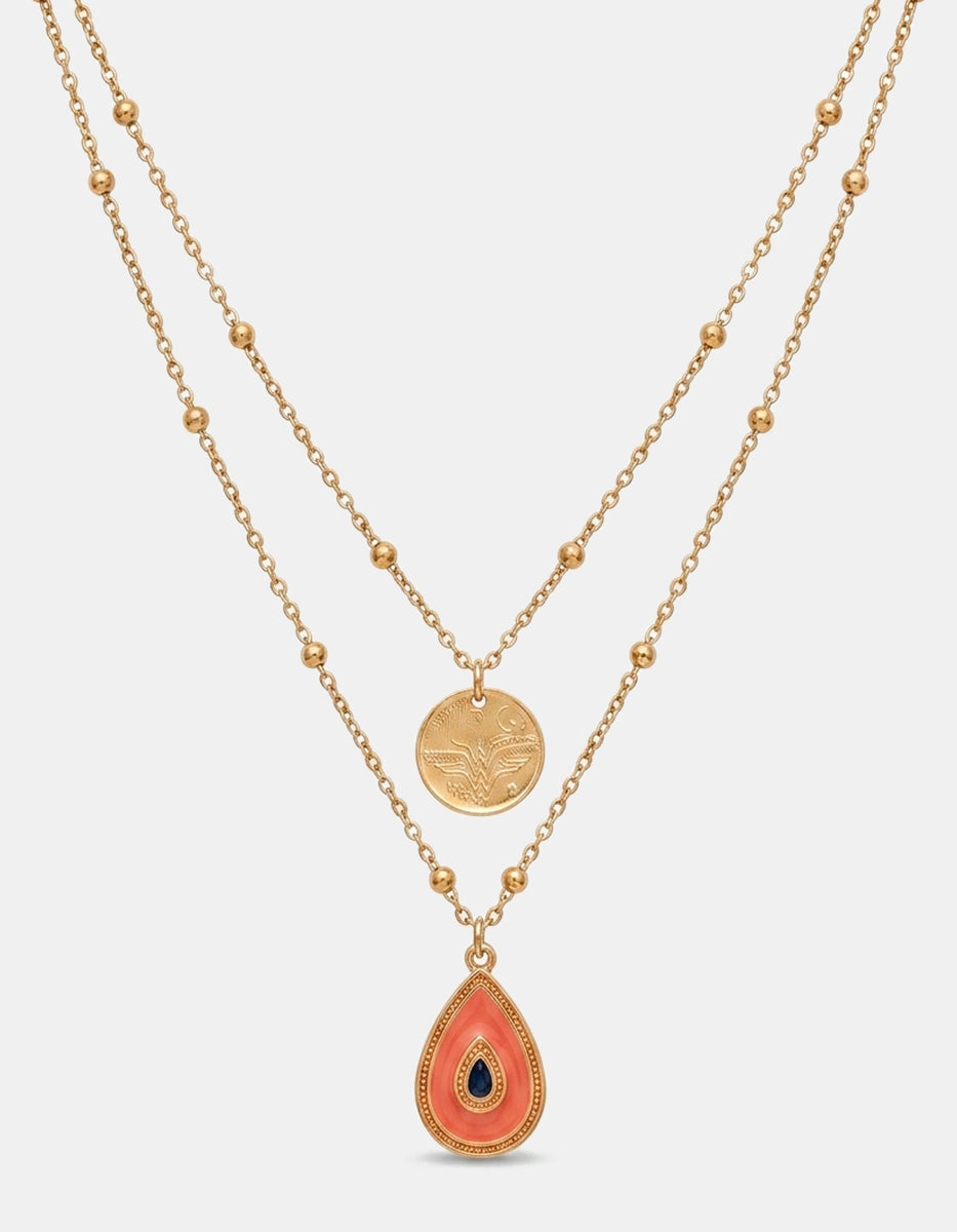 Collar en Capas con Moneda Conmemorativa y Talismán Gota Esmaltada Terracota en Baño de Oro de 22kt