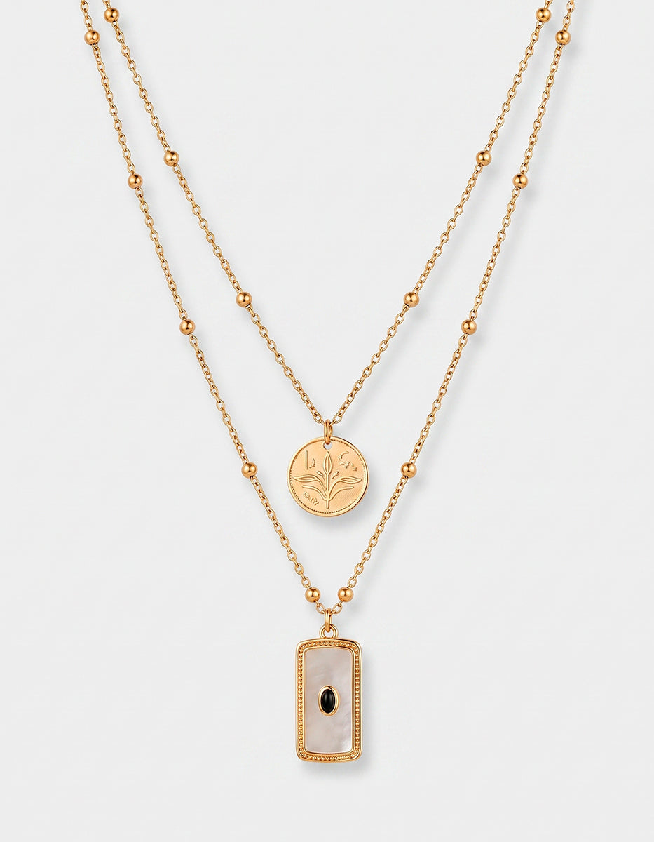 Collar en Capas con Moneda Conmemorativa Estilizada y Talismán Rectangular Nácar y Ónix en Baño de Oro de 22kt