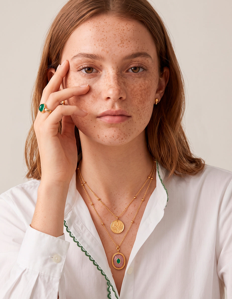 Collar en Capas con Moneda Conmemorativa y Talismán Ovalado Rosa Esmeralda en Baño de Oro de 22kt