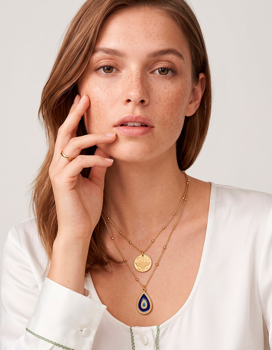 Collar Doble con Medalla Circunferencial Grabada y Dije Gota Azul Marino en Baño de Oro de 22kt