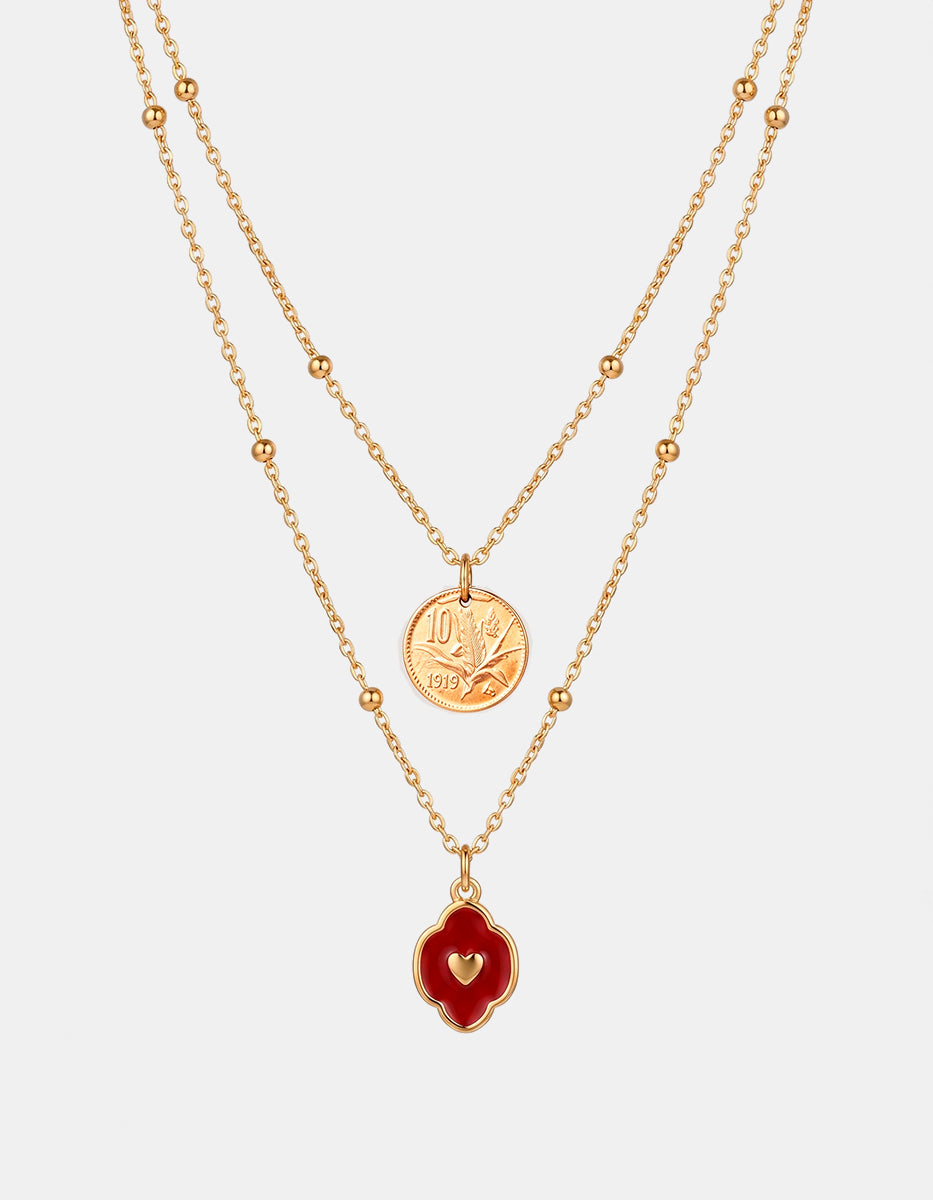 Collar Doble de Cadena con Moneda Vintage y Dije Trébol Corazón Rojo en Baño de Oro de 22kt