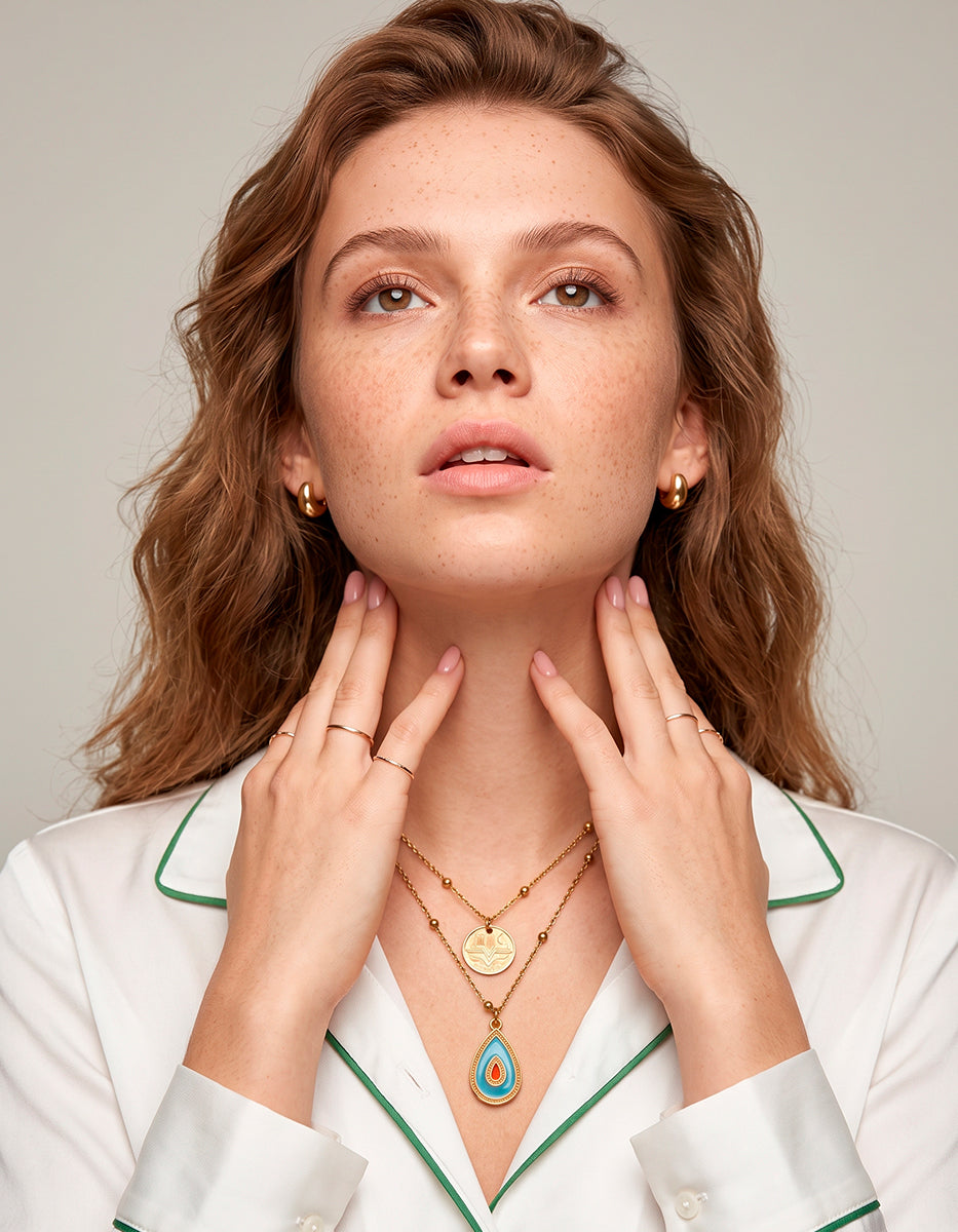Collar Doble con Medalla Circunferencial Grabada y Dije Gota Turquesa en Baño de Oro de 22kt