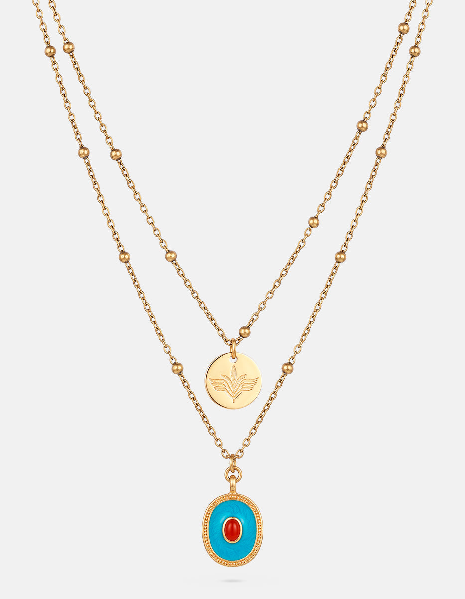 Collar con Moneda Conmemorativa y Talismán Circular Esmaltado en Baño de Oro de 22kt