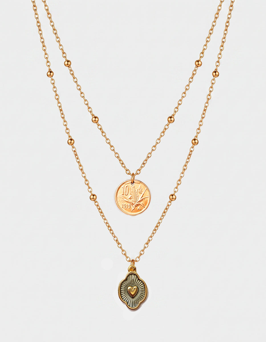 Collar Doble de Cadena con Moneda Vintage y Dije Medallón Corazón Pavonado en Baño de Oro de 22kt