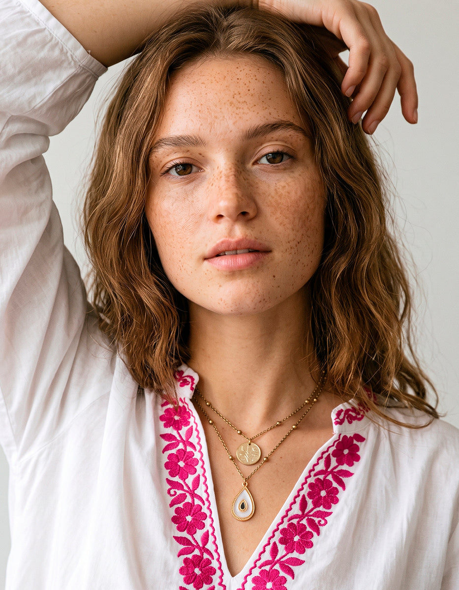 Collar con Moneda Conmemorativa Estilizada y Talismán Gota Esmaltada Crema y Ónix en Baño de Oro de 22kt