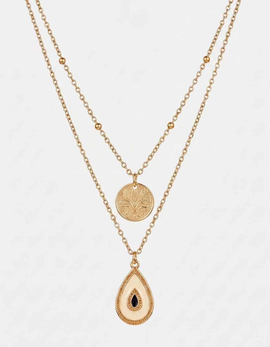 Collar con Moneda Conmemorativa Estilizada y Talismán Gota Esmaltada Crema y Ónix en Baño de Oro de 22kt