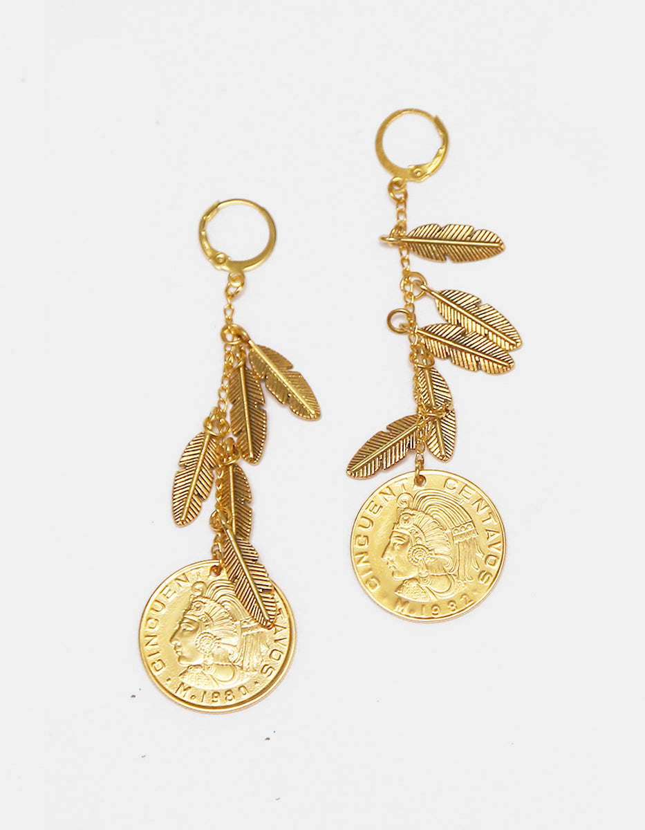 Aretes con Dijes de Plumas y Moneda Cuauhtémoc 50 Centavos en Baño de Oro de 22kt