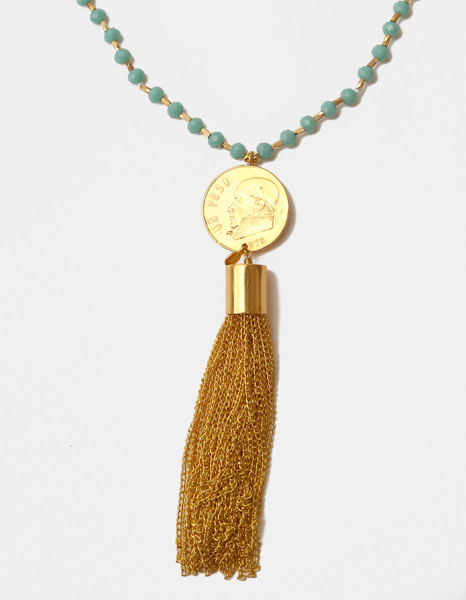 Collar de Cuentas Turquesa con Moneda Vintage y Borla Metálica en Baño de Oro de 22kt