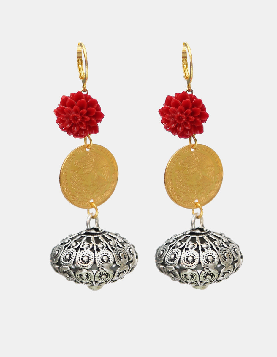 Aretes con Flor de Baquelita, Moneda Vintage y Dije Filigranado Pavonado en Baño de Oro de 22kt y Baño Platino