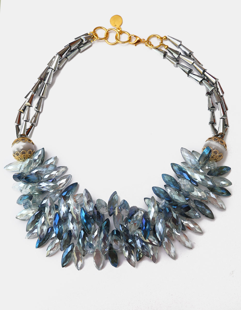 Collar Statement con Cristales Marquesa Azul y Gris, Cuentas Filigranadas y Baño de Oro de 22kt