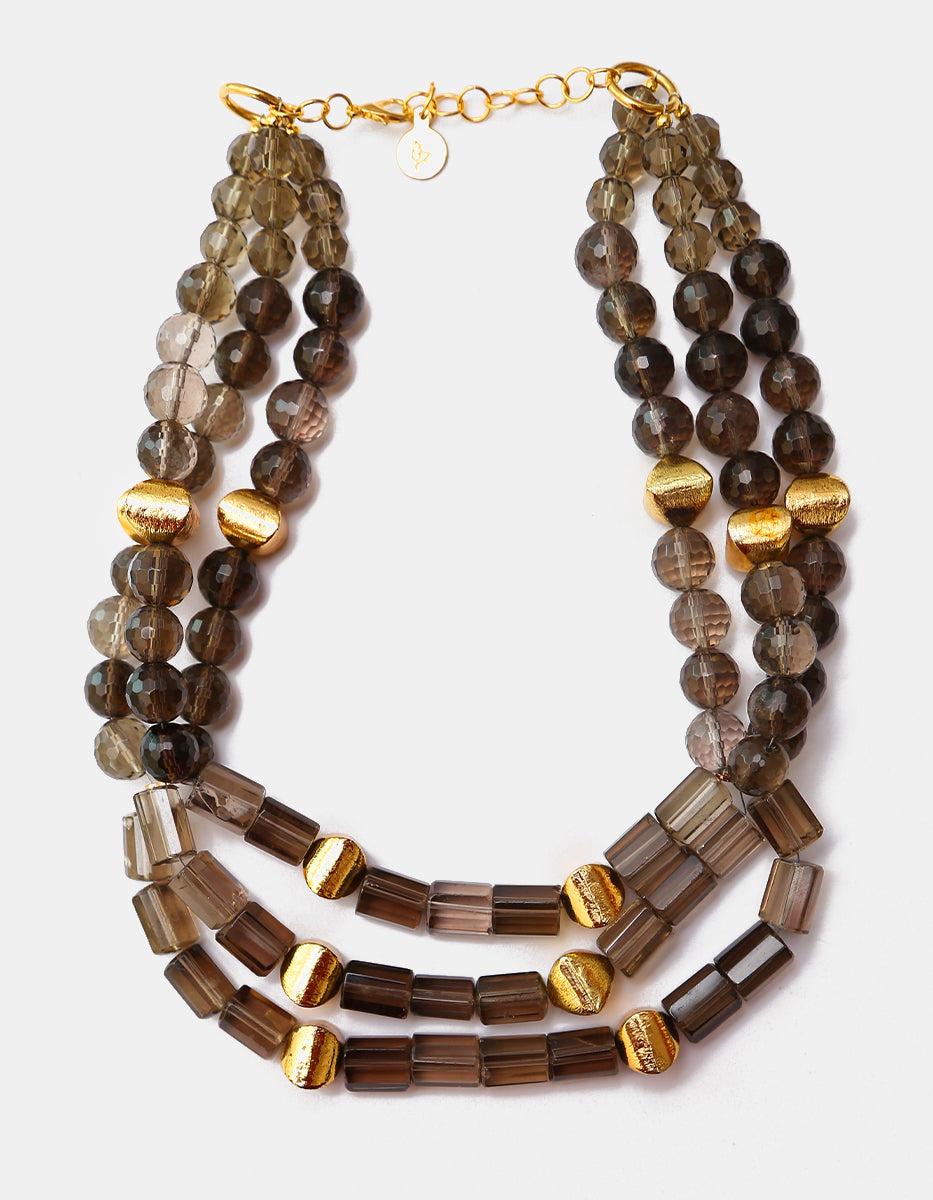 Collar Triple Statement con Cuarzo Ahumado Facetado, Cilindros Geométricos y Esferas con Baño de Oro de 22kt
