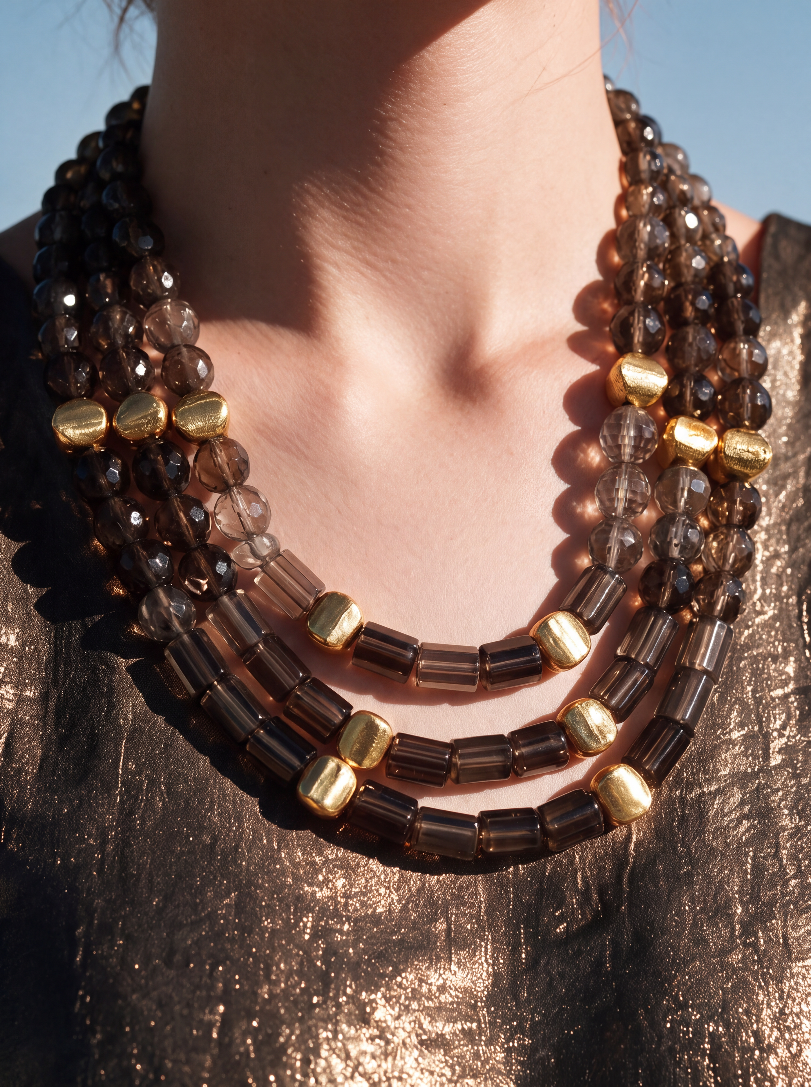 Collar Triple Statement con Cuarzo Ahumado Facetado, Cilindros Geométricos y Esferas con Baño de Oro de 22kt