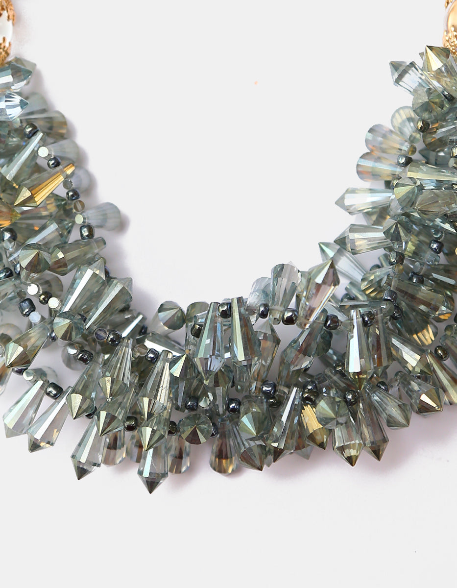 Collar Statement de Cristales Bicono Gris Iridiscente y Cuarzo con Acentos Filigranados en baño de oro de 22kt