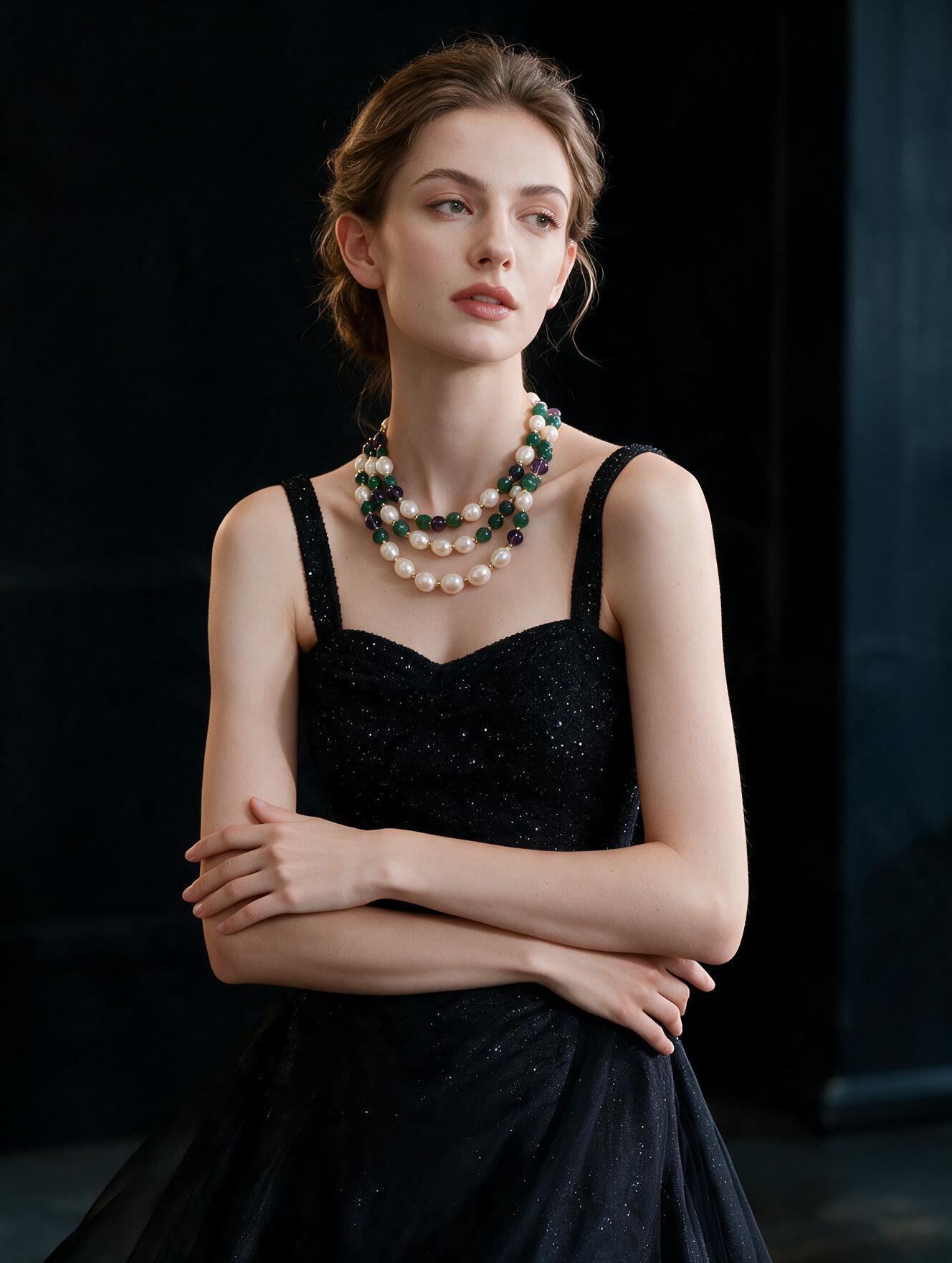 Collar Triple Statement con Perlas Barrocas, Cristal austriaco Verde, Amatista y Baño de Oro de 22kt