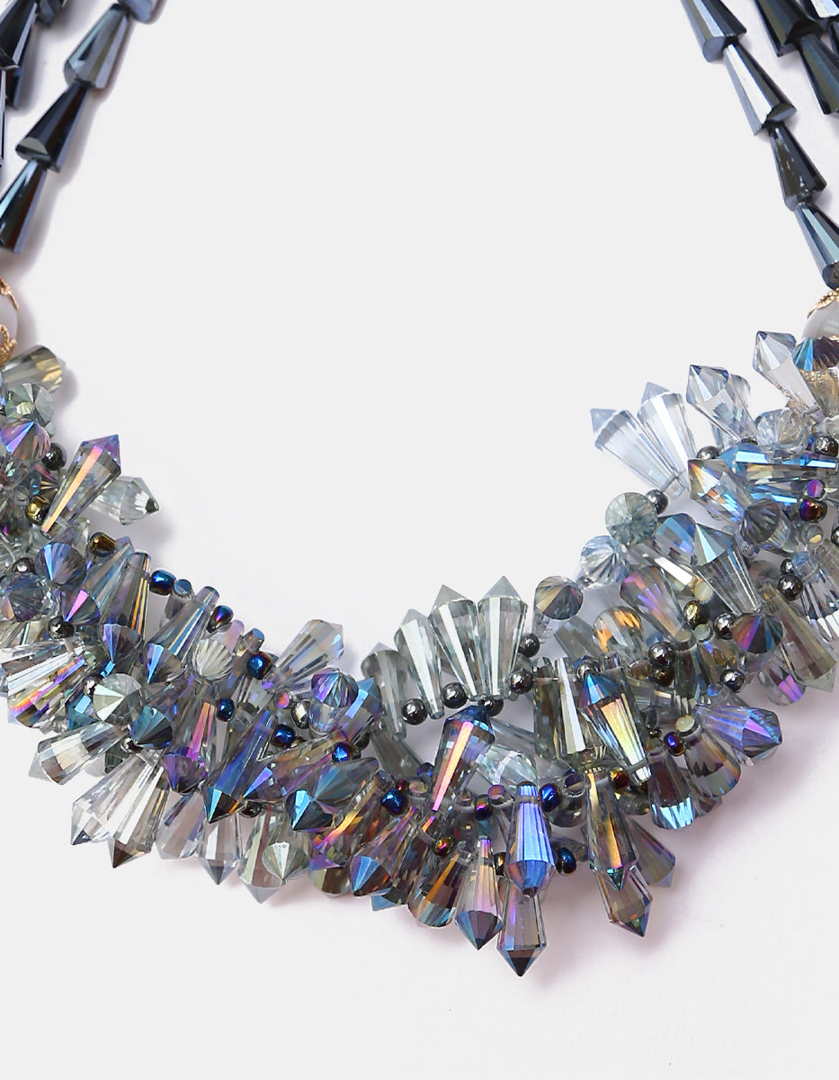 Collar Statement con Cristales Prismáticos Azul Tornasol con Cuentas Filigranadas en baño de oro de 22kt