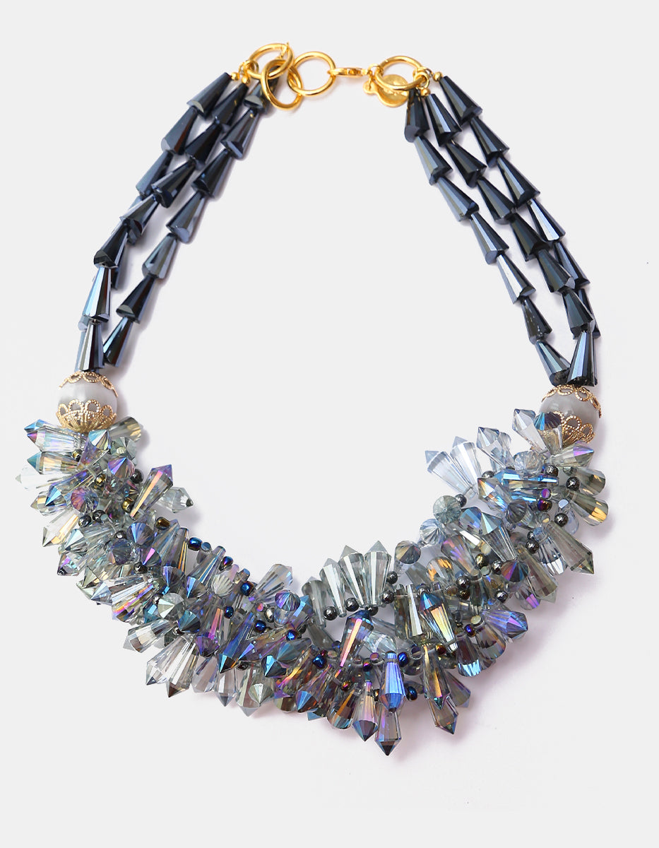 Collar Statement con Cristales Prismáticos Azul Tornasol con Cuentas Filigranadas en baño de oro de 22kt