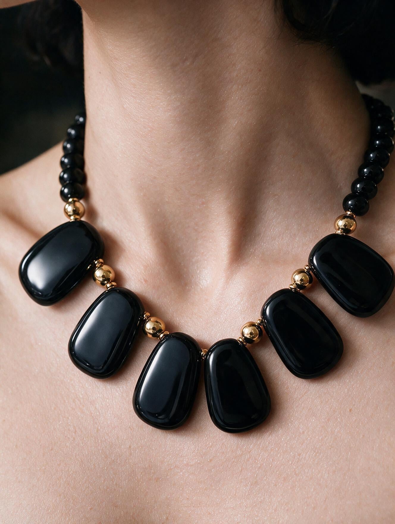 Collar Statement Ónix Negro Facetado con Placas Lisas y Esferas en Baño de Oro de 22kt