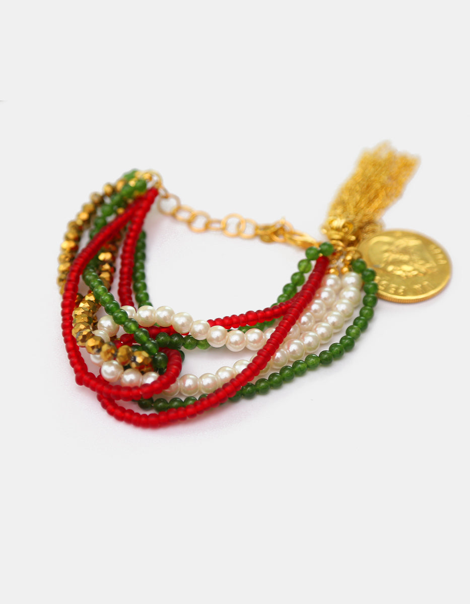 Pulsera Multihilo Tricolor de Cristales Austriacos y Perlas con Moneda Vintage y Borla en Baño de Oro de 22kt