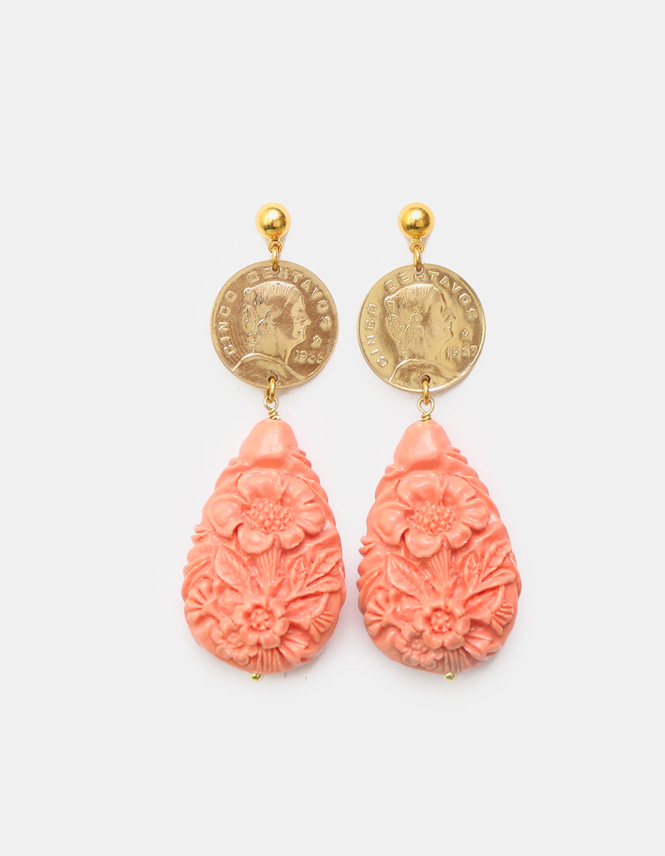 Aretes con Moneda Josefa Ortiz de Domínguez en Baño de Oro de 22kt y Gota Floral de Baquelita Labrada