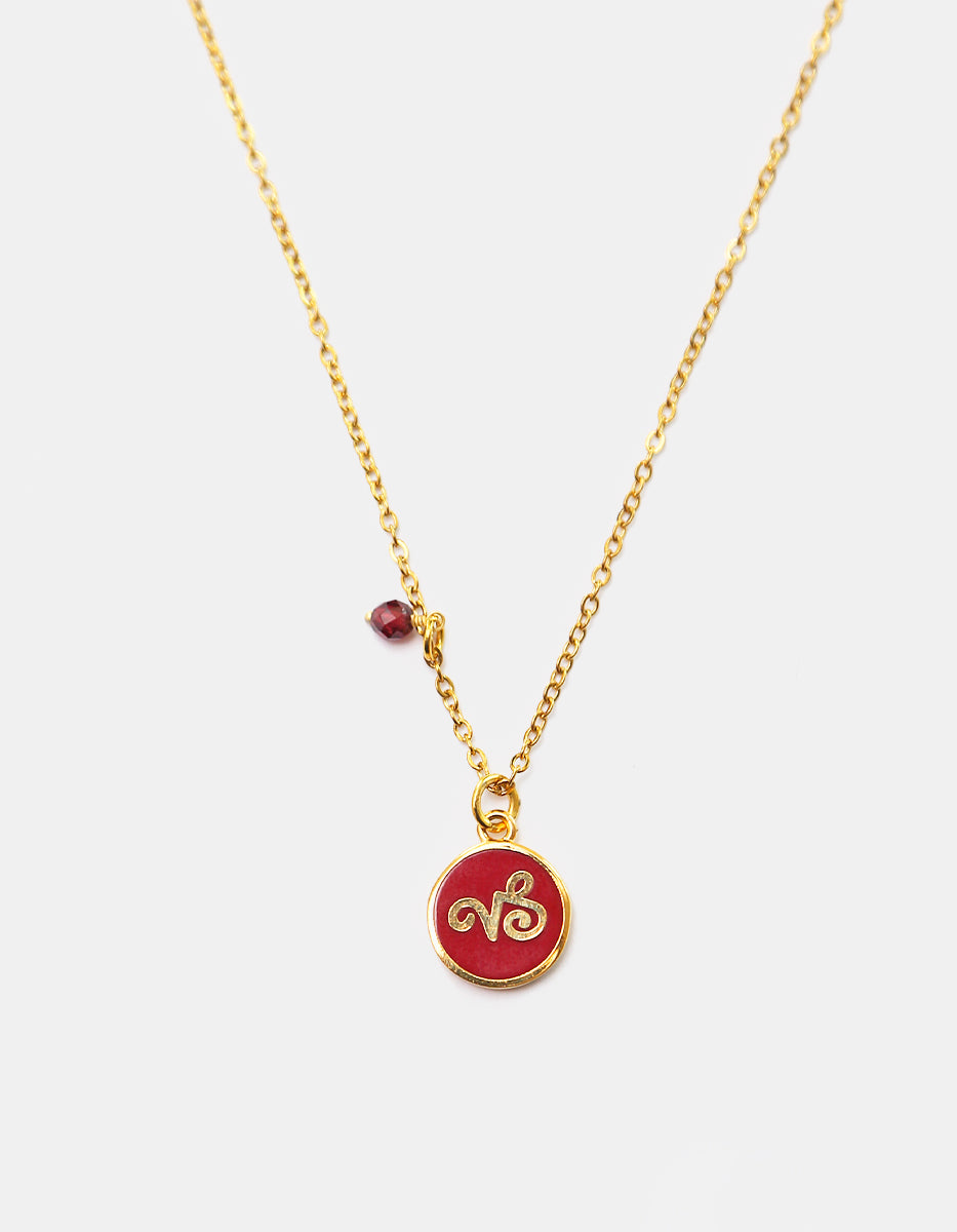 Collar Gold-Filled de 22kt con charm esmaltado de Capricornio y cristal austriaco rojo Zodiac