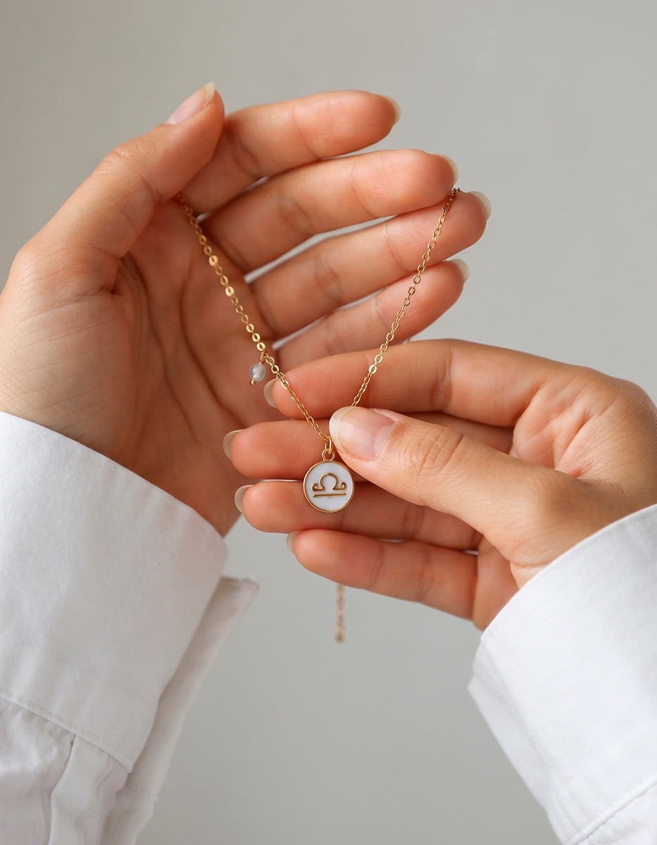 Collar Gold-Filled de 22kt con charm esmaltado de Libra y cristal austriaco transparente Zodiac