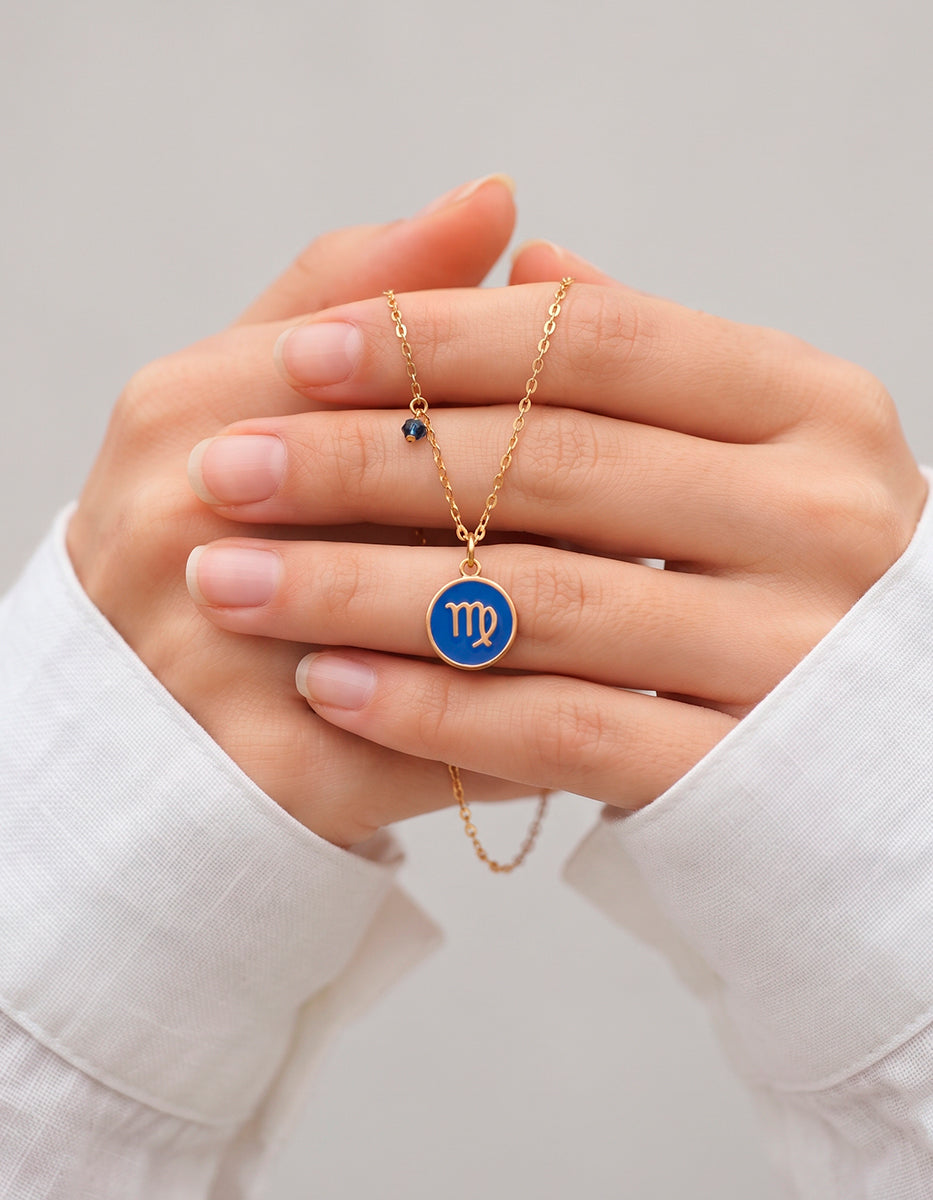Collar Gold-Filled de 22kt con charm esmaltado de Virgo y cristal austriaco azul Zodiac