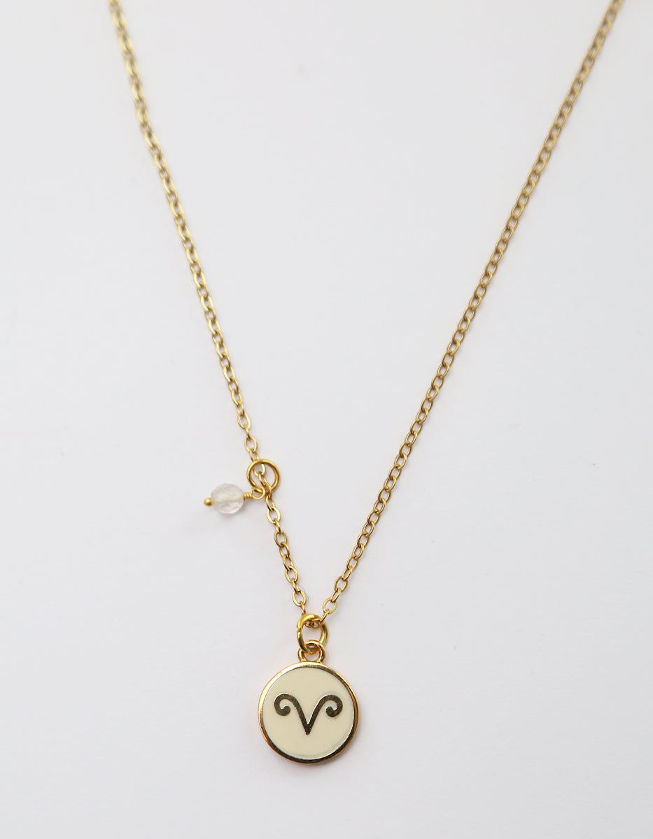 Collar Gold-Filled de 22kt con charm esmaltado de Aries y cristal austriaco transparente Zodiac