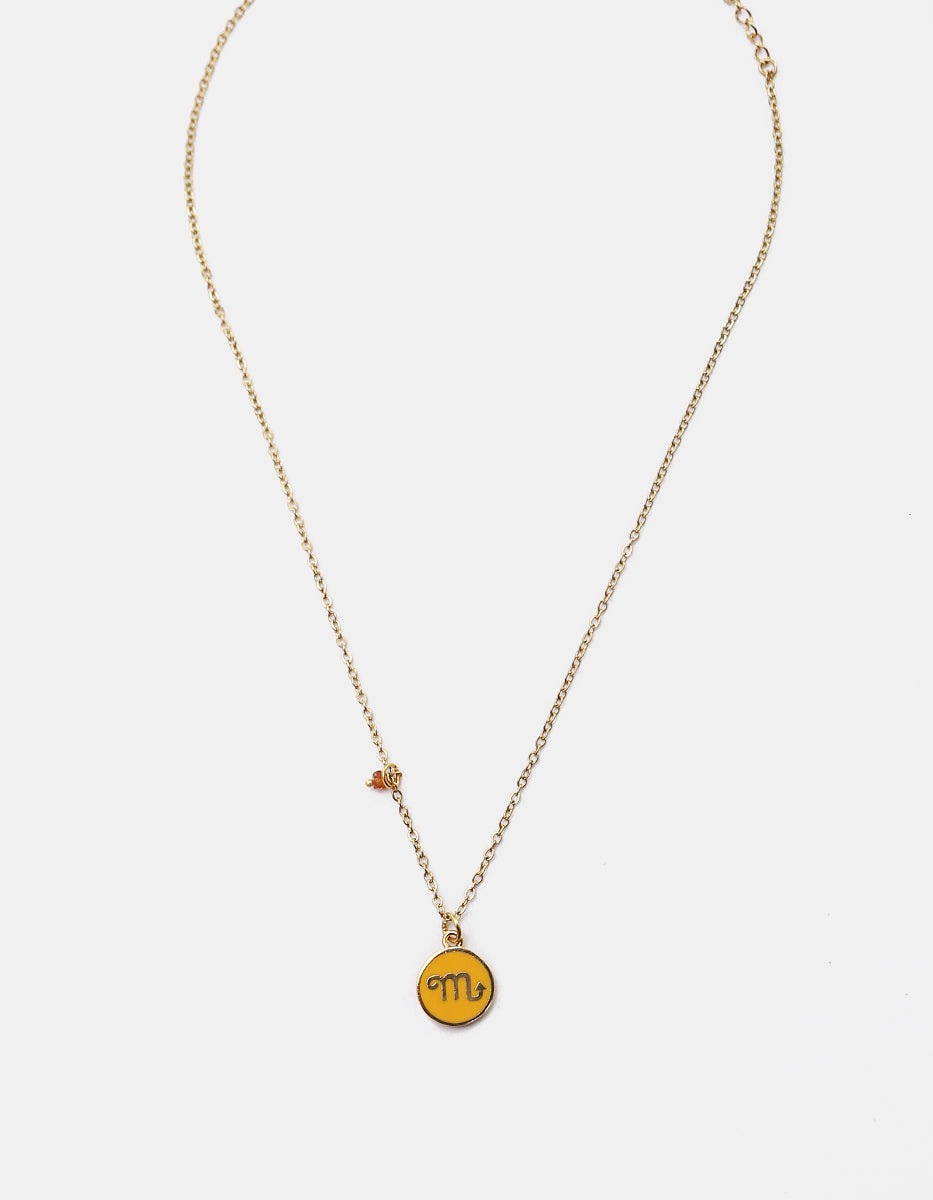 Collar Gold-Filled de 22kt con charm esmaltado de Escorpio y cristal austriaco ámbar Zodiac