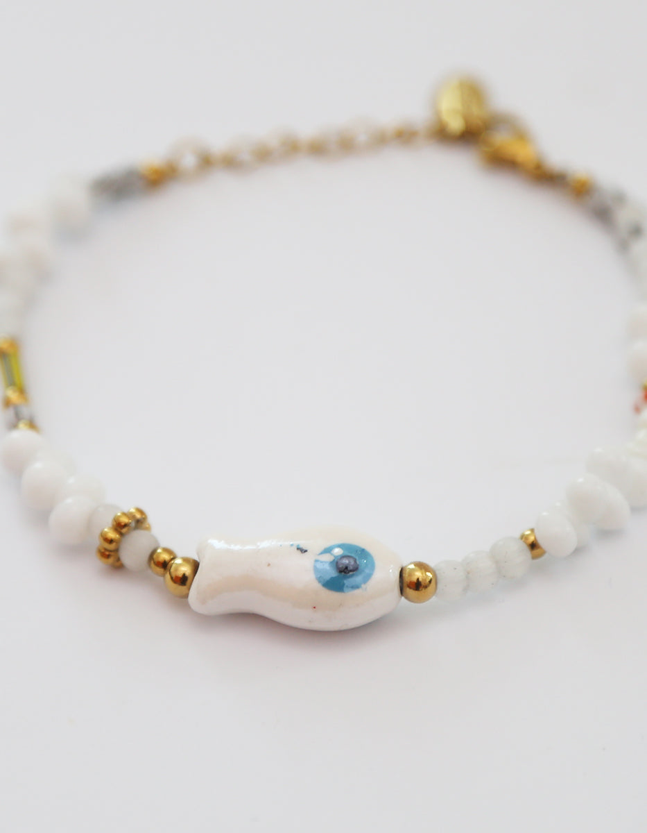 Pulsera de baquelita blanca en Gold-Filled con pez de cerámica blanca y ojo azul Ultramar