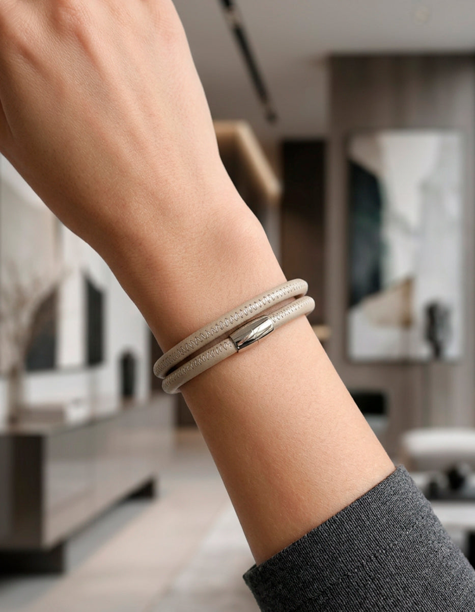 Pulsera de acero inoxidable rodinado con piel tono gris