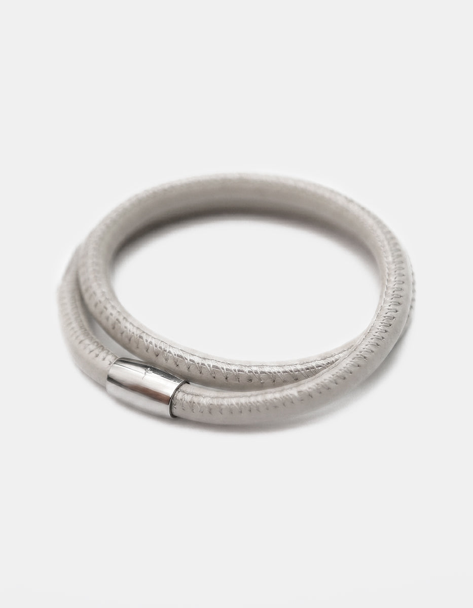 Pulsera de acero inoxidable rodinado con piel tono gris