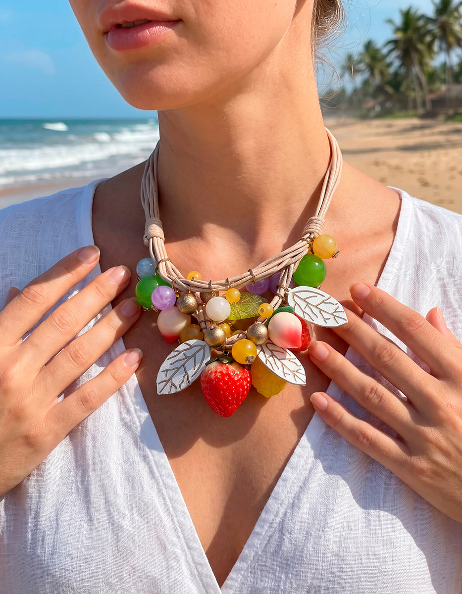 Collar Frutal de Baquelita Multicolor con Cordón Beige, Hojas Esmaltadas y Baño de Oro de 22kt Ultramar