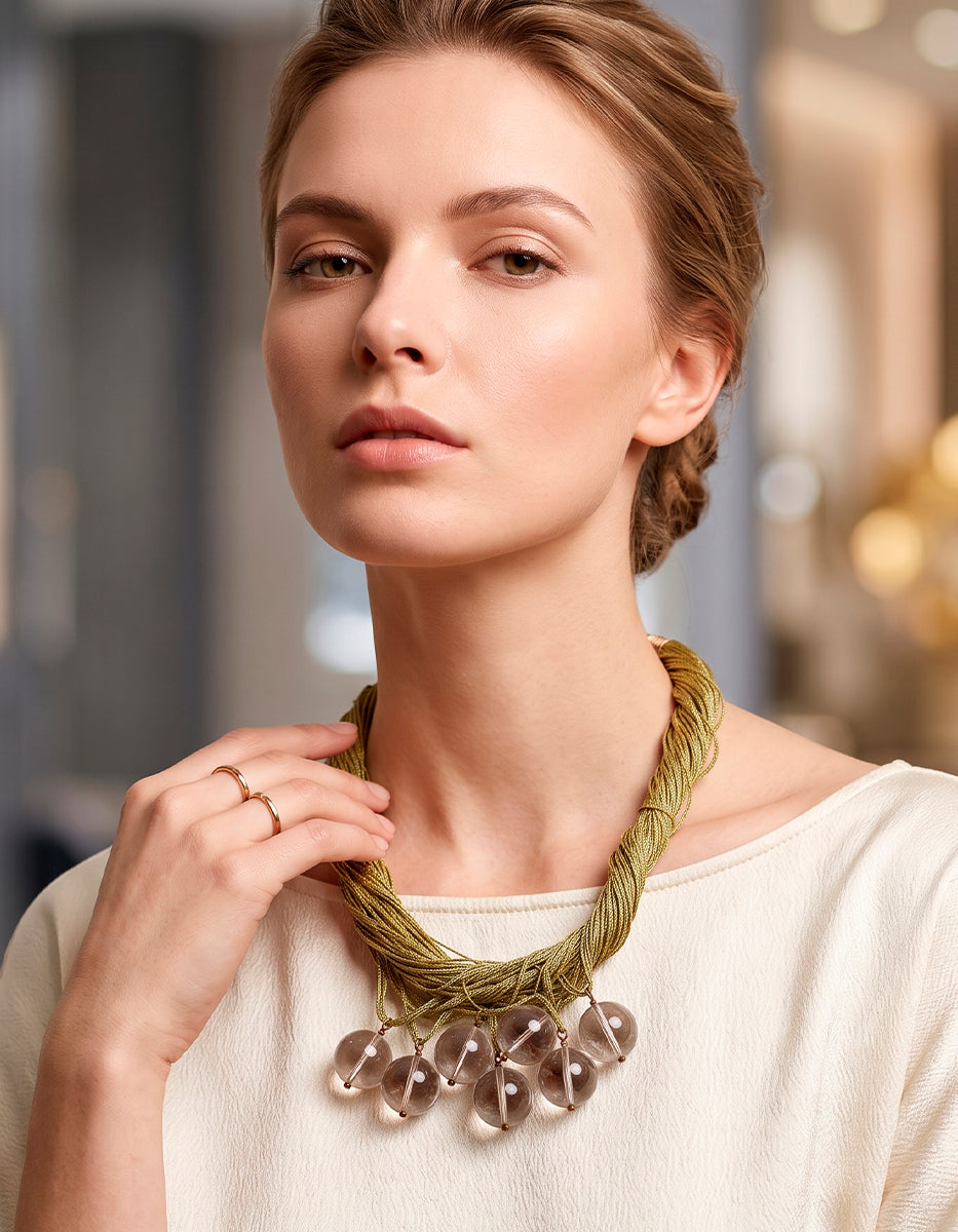 Collar Multihilo Verde Oliva con Cristales Austriacos Esféricos y Baño Vermeil 22kt