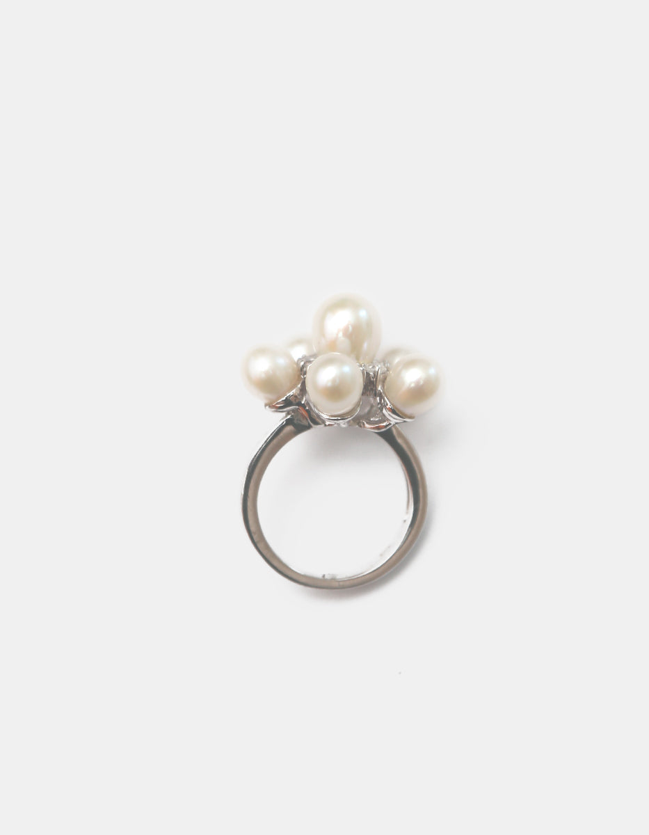 Anillo de plata .925 con baño de rodio, topacios blancos corte brillante y perla mabe – Talla 6
