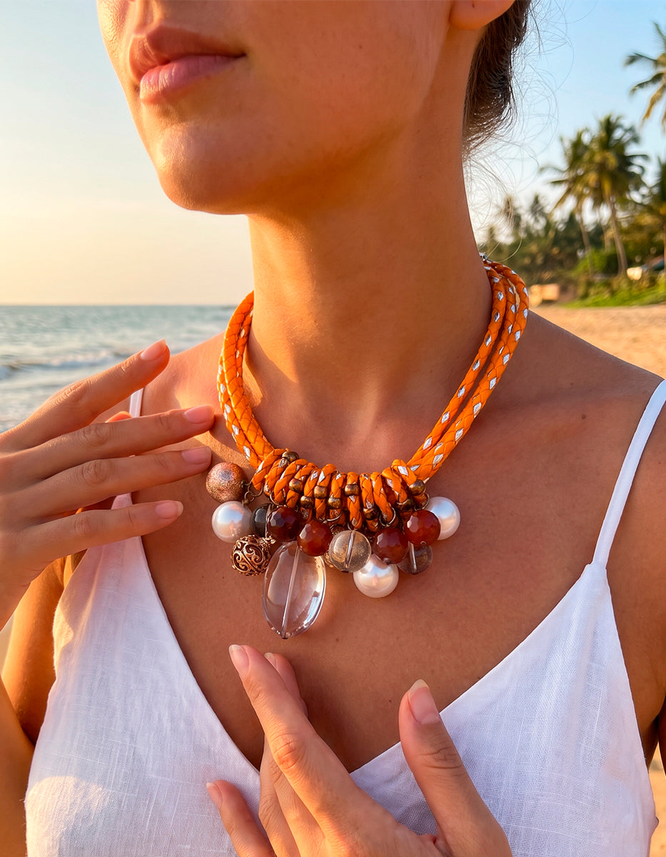 Collar de Cordón Trenzado Naranja con Perlas Mabe, Cristal austriaco y Dijes Filigranados en Baño de Oro Ultramar
