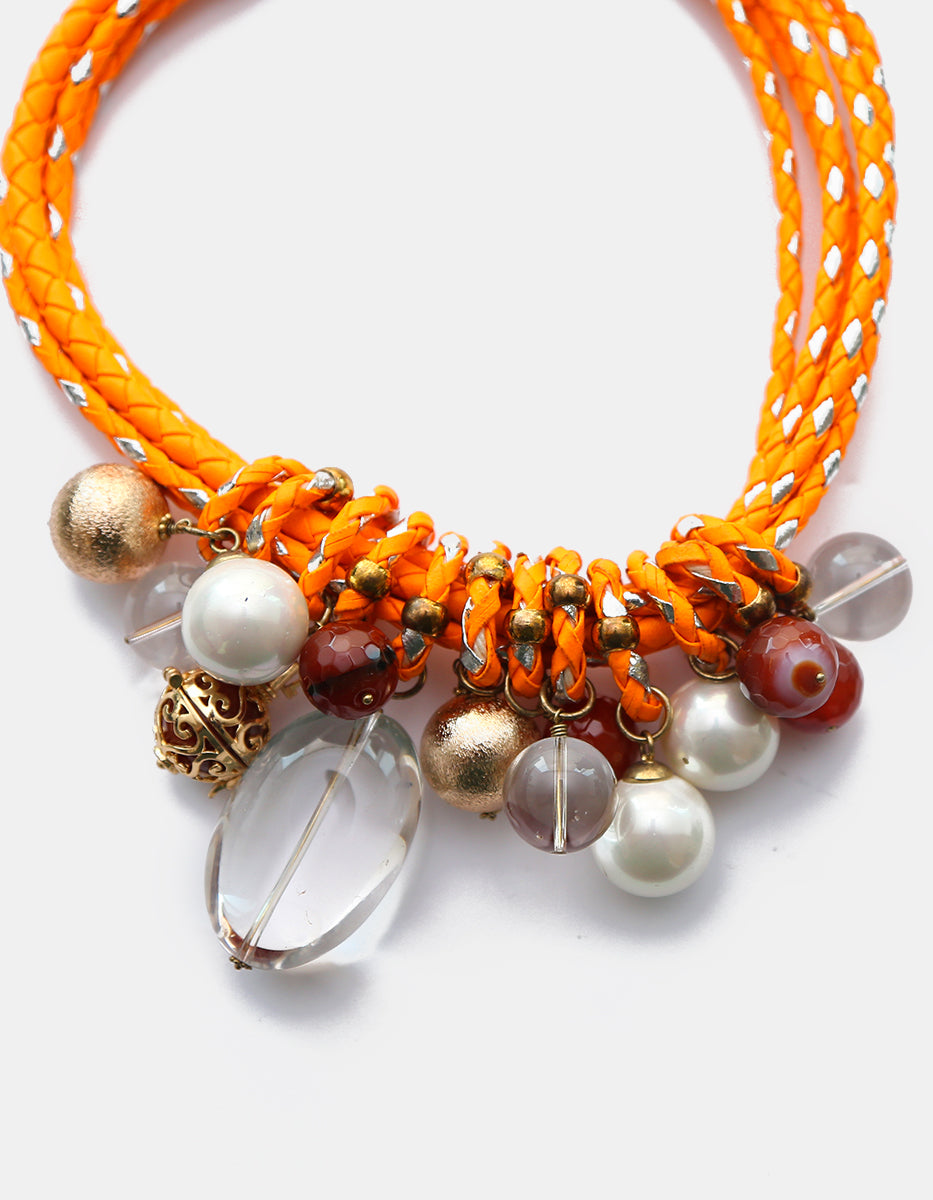 Collar de Cordón Trenzado Naranja con Perlas Mabe, Cristal austriaco y Dijes Filigranados en Baño de Oro Ultramar