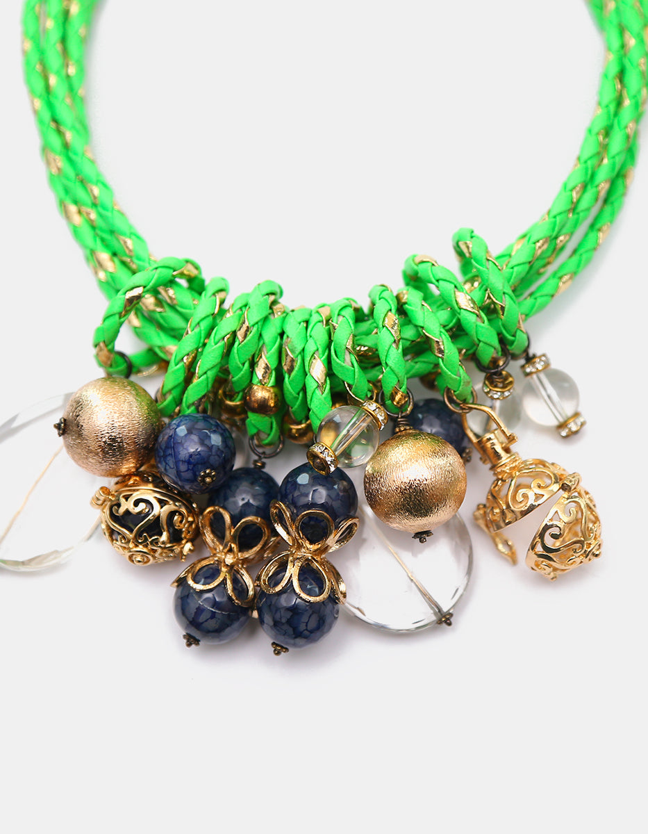 Collar de Cordones Trenzados Verde Lima con Cuentas Lapislázuli y Dijes Calados en Baño de Oro Ultramar