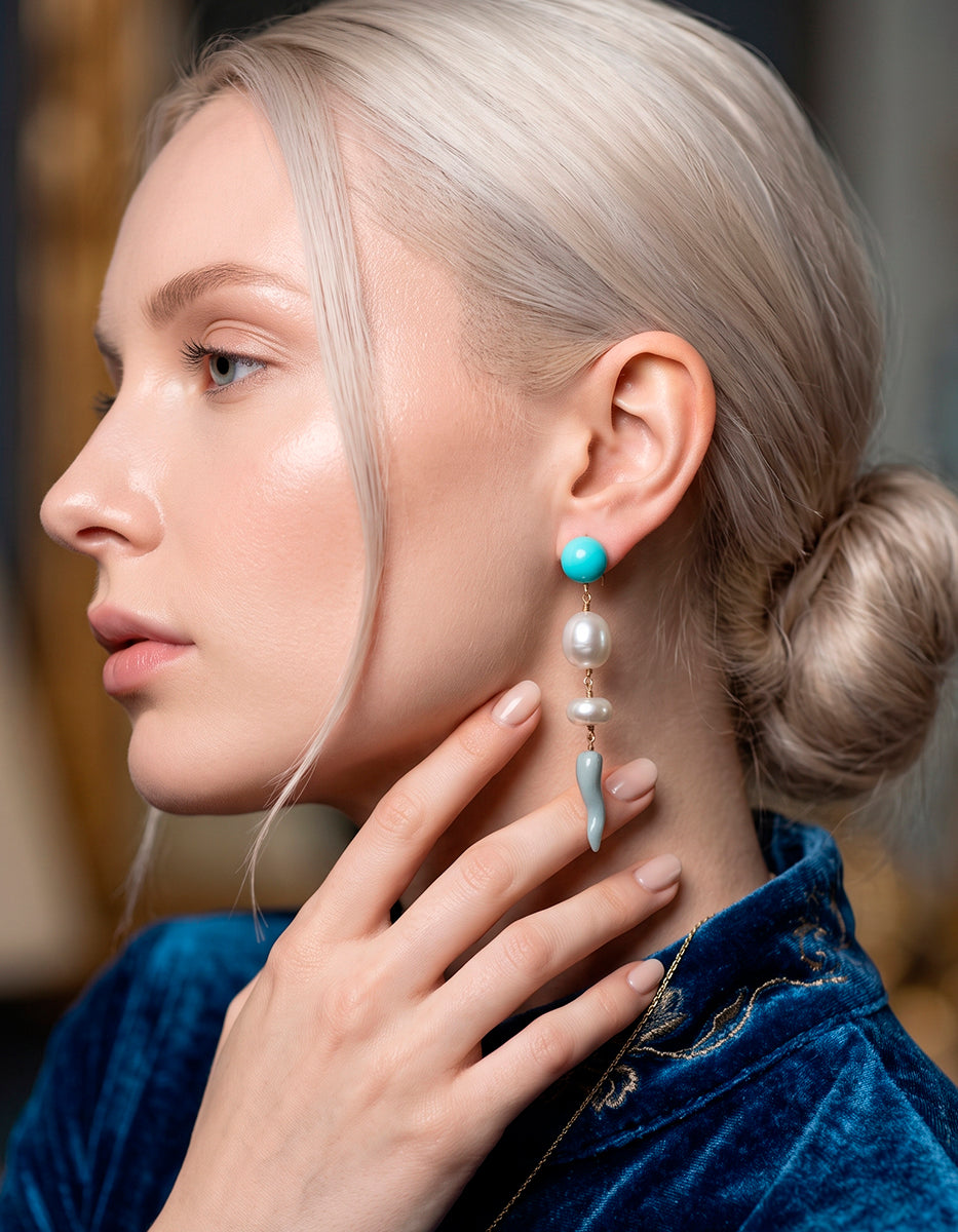 Aretes de Bronce con Baño de Oro 22kt con perlas Mabe y detalles en baquelita azul cielo