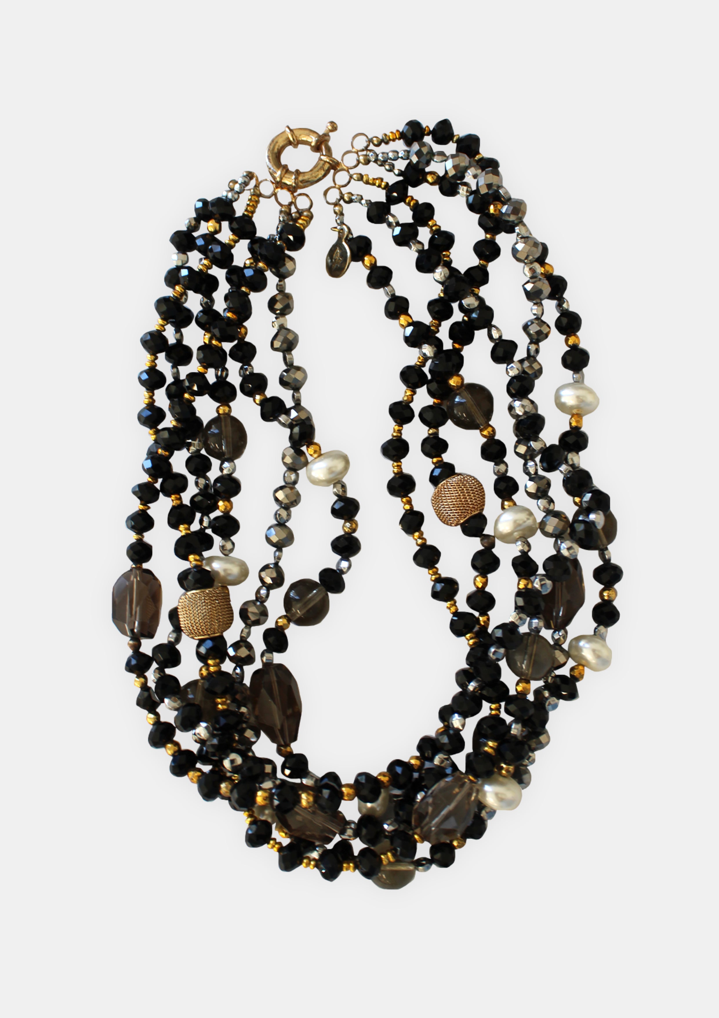Collar multihilos de bronce con baño de oro 22 kt, cuentas de cristal negro, cuarzo ahumado y detalles de perlas