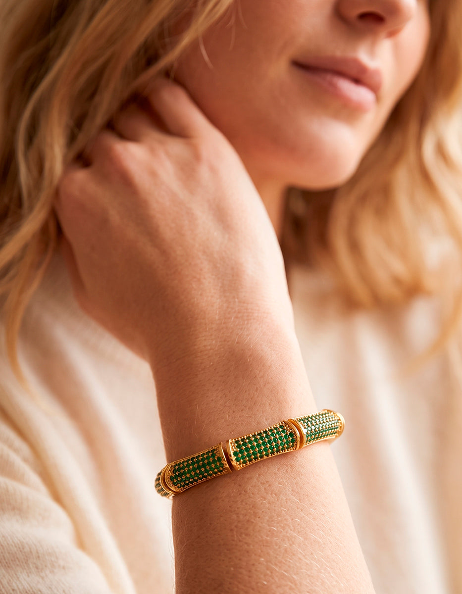 Brazalete de bronce en baño de oro con espinolitas de 1mm verde esmeralda en corte brillante