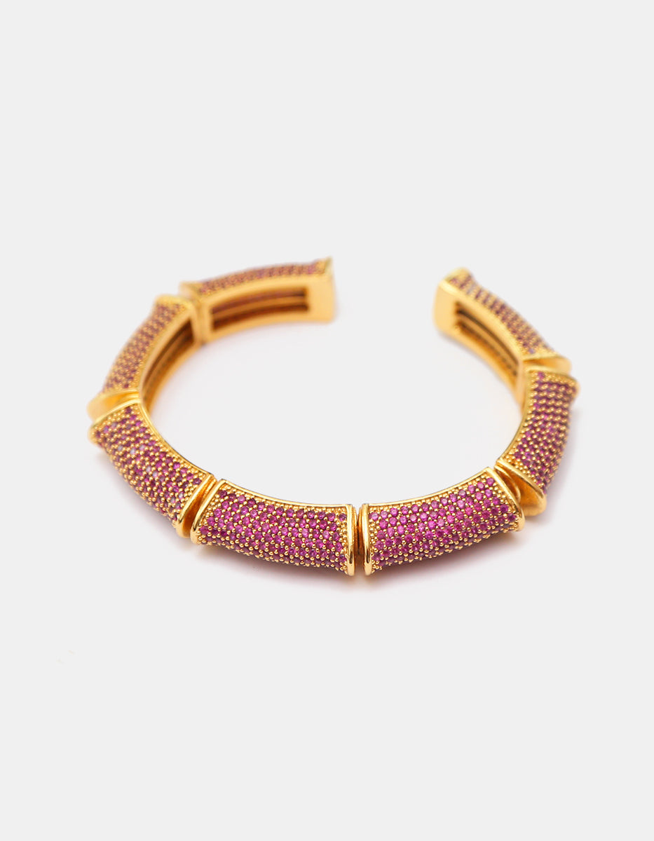 Brazalete abierto en baño de oro con pavé de espinolitas tono rubí en corte brillante